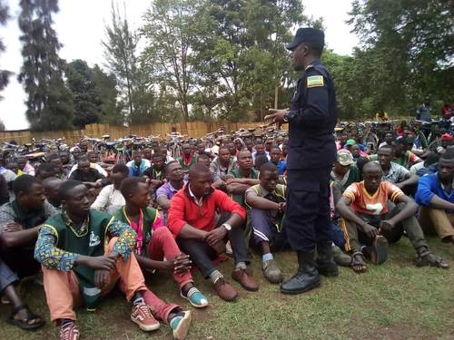 Rwamagana: Abatwara abagenzi ku magare bakanguriwe kwiga amategeko y ...